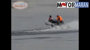 Надувная пвх лодка Badger Classic Line 370 на воде