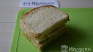 Горячие бутерброды с сыром и колбасой на сковороде