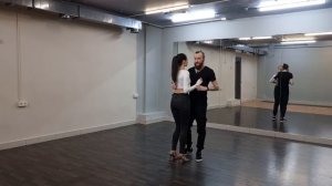 Urbankiz Урок: Поддержка с выбросом прямой ноги (важная информацией для партнерш)