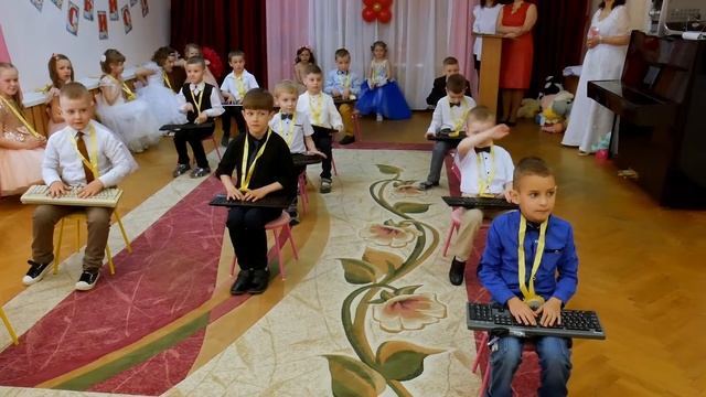 Танец программистов на выпускном балу в саду.