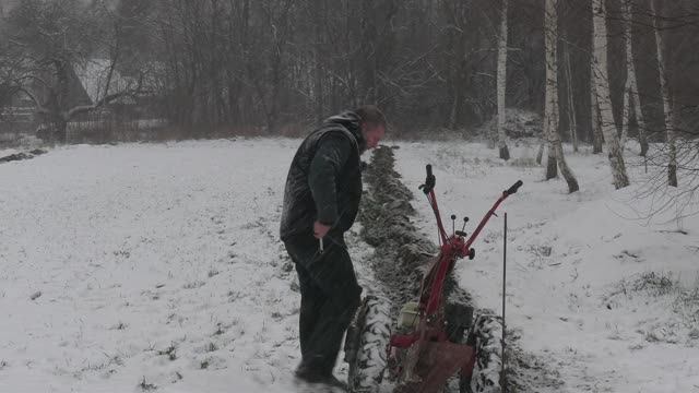 Вспашка озимых по снегу. Кривой плуг. Реакция людей на команды. MRL шины МТЗ Weima WM188F 13л/с смотреть онлайн