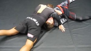 Освобождение от захвата в партере с переходом на удушение со стороны головы, выход на болевой