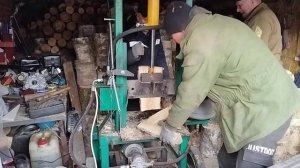 Полуавтоматический дровокол Вакула. В работе 2 года, зарекомендовал себя на отлично.