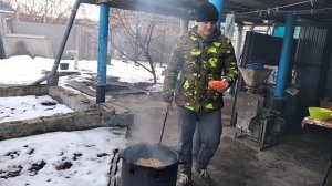 Лапша Вок в казане на костре