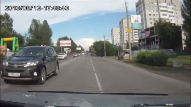 Тойота через две сплошные г. Барнаул. 12.08.13. смотреть онлайн