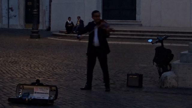 Римский скрипач Carlos Ranieri Maia исполняет знаменитую мелодию “Hallelujah” смотреть онлайн