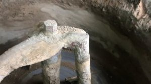 Бетономешалка для производства пескоблока. Чистим от налипов раствора.