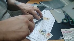 Способ вклеивания почтовых марок в альбом.