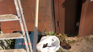 Подшиваем вентилируемую крышу вагонкой и сеткой.  Водосточная система технониколь.  Строим гараж