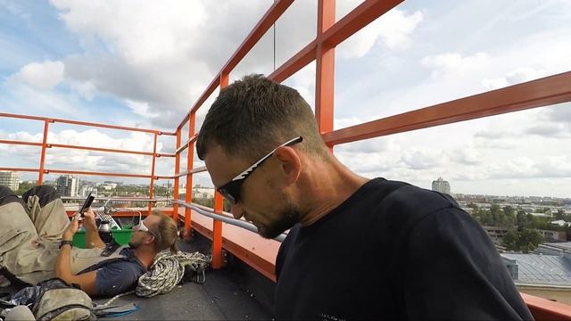 Суровые высотники на мойке фасада. смотреть онлайн