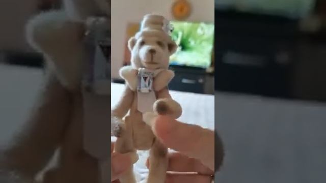 Подвижная игрушка из шерсти в технике сухое валяние.