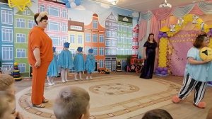 Кляксы и Лень на выпускном празднике в детском саду