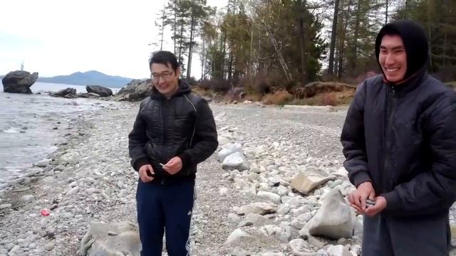 Правши пытаются кинуть камень левой рукой смотреть онлайн