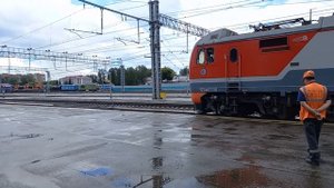 ЭП2К-040 отправляется со станции Омск-Пассажирский с поездом №118 Москва-Новокузнецк.