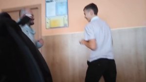 ШОК! Учитель избивает ученика!