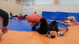 Мастер спорта по греко-римской борьбе показывает прием в партере.