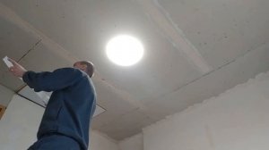 Заделка стыков гипсокартона на потолке при помощи ленты из стекловолокна .