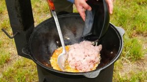 Японский Чахан или жареный рис с курицей и овощами в казане