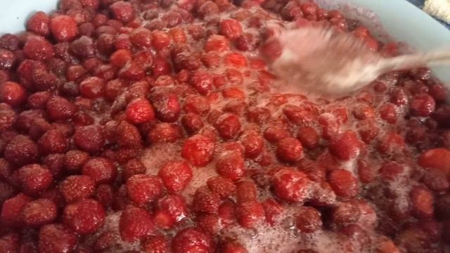 Вкуснейшее клубничное варенье. Все секреты приготовления теперь в одном видео