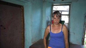 Мать одиночка и 7 детей живут в грязном сарае села Измалково.