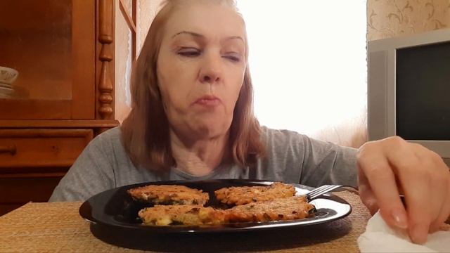 #Mukbang Tatyana eats #мукбанг #eating #еда #оладьи из овсяных хлопьев??? смотреть онлайн