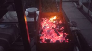 жарим форель на углях сочная рыба на мангале