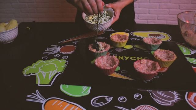 Как приготовить зразы с яйцом или мясные кексы с начинкой в духовке