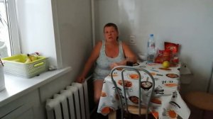 Ремонт в хрущевке женщинами. Стелю полы на балконе.