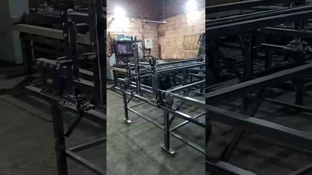 Раскройный стол,  и настилочная каретка.