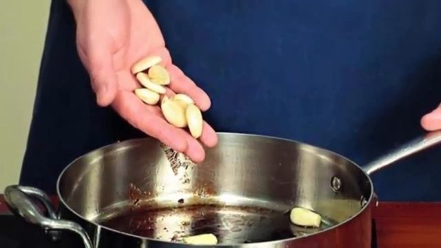Вкусное жаркое с картофелем и чесноком.