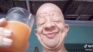 Лысый мужик пьет фанту!