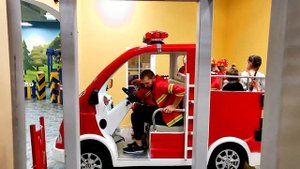 Даня и Мила на детской площадке играют в пожарника, диктора, моряка!