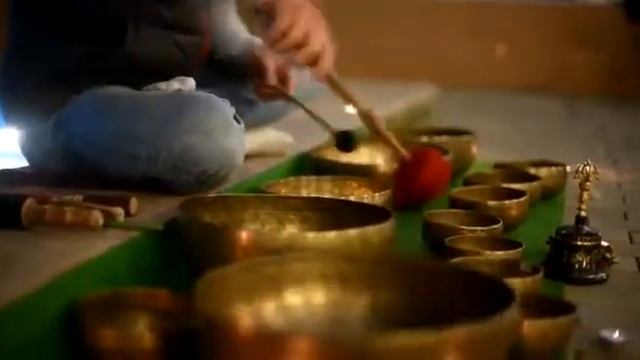 МЕДИТАЦИЯ С ТИБЕТСКИМИ ПОЮЩИМИ ЧАШАМИ смотреть онлайн