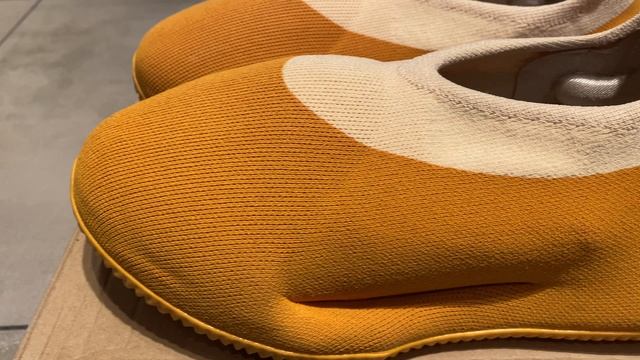 Adidas Yeezy Knit RNR Sulfur GW5353 смотреть онлайн