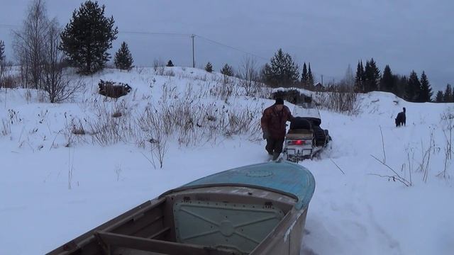 Снегоход тянет лодку на зимнюю стоянку. О рыбалке и рыбаках. смотреть онлайн