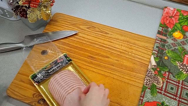 Горячие бутерброды с ветчиной и сыром в сендвичнице.
