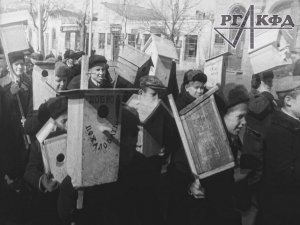 Школьники города Ростова собирают и вешают скворечники, весна 1950 г. (кинохроника)