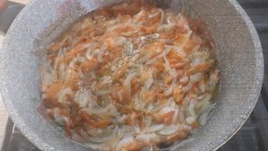Курица с макаронами в одной сковороде .