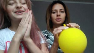 Вдыхаю гелий с мамой!)