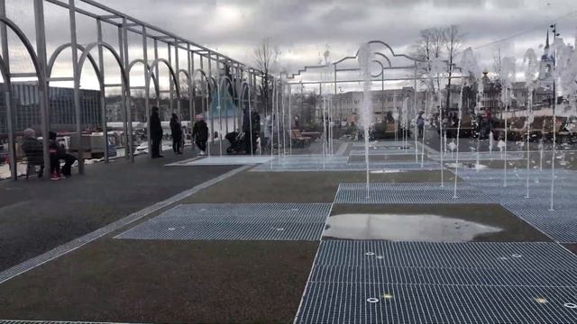 На площади Революции провели пробный запуск фонтана смотреть онлайн