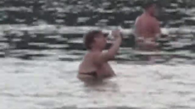 Тетка бухает в реке смотреть онлайн