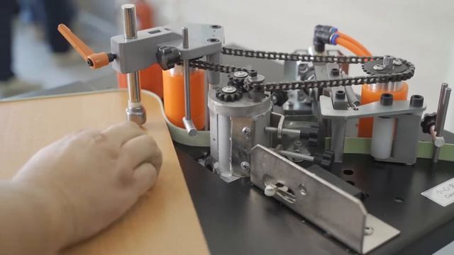 Кромкооблицовочный станок DM-105 в работе смотреть онлайн