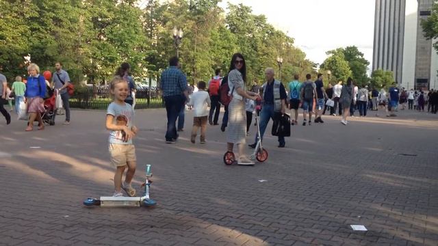 Бабуля зажигает, Викуся танцует. смотреть онлайн