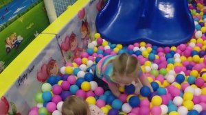 Игровая комната с шариками/На Дне Рождения у Иришки!!