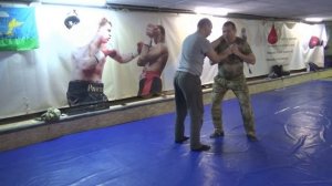 Как защититься от нападения с ножом? Что делать, если вам приставили нож к горлу? Фрагмент семинара