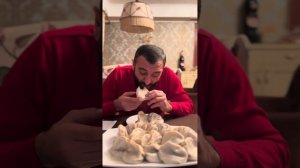 ХИНКАЛИ, КАК ПРАВИЛЬНО КУШАТЬ #хинкали #друзья #брикеты