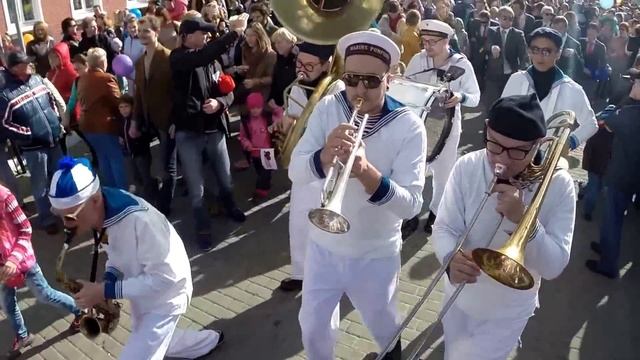 Фестиваль "ЗолотаЯ КаруселЬ". Карнавальное шествие участников. смотреть онлайн