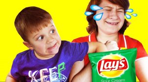 Bad babies fight! Bad kid steals chips to crying baby  - Johny Johny yes papa song & learn colors