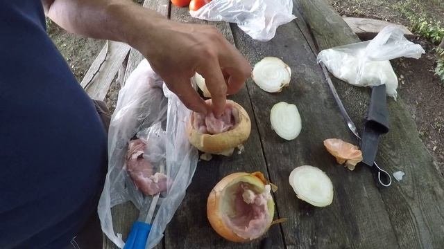 Запеченное мясо в луковице. На природе.