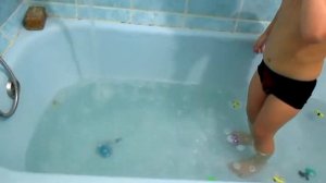 Максим купается в ванной перед сном